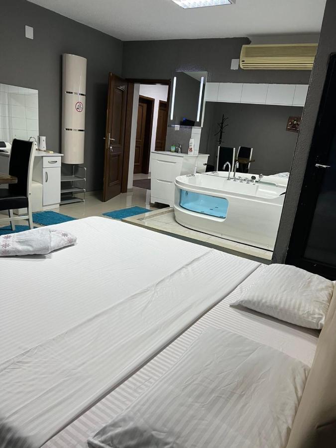 Family White Hotel Gjilan المظهر الخارجي الصورة