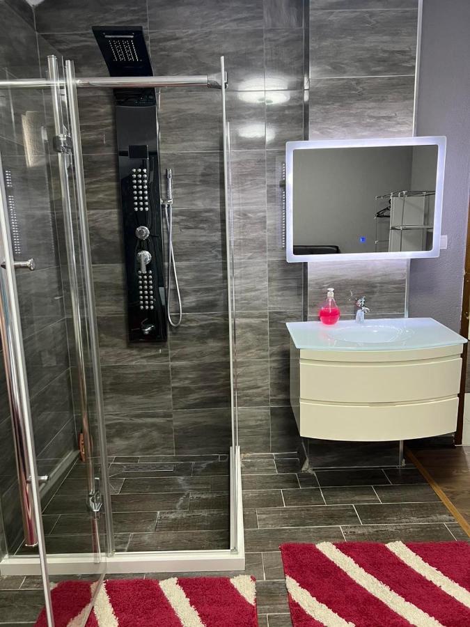 Family White Hotel Gjilan المظهر الخارجي الصورة